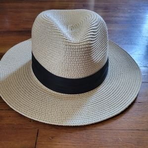 Tan straw hat s/m size